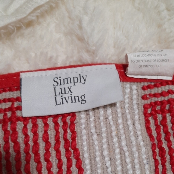 Elegant Red and White Bath Towels - Picture 5 of 13